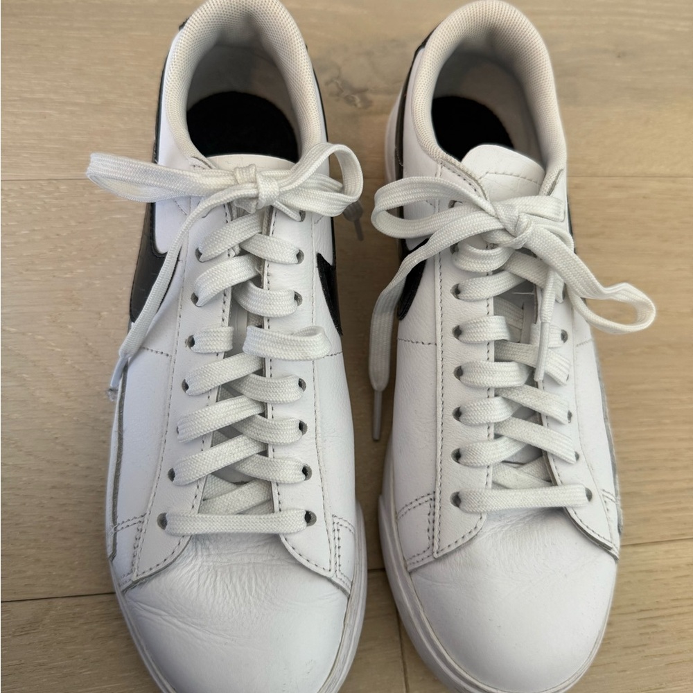 White Nike Women’s Sneakers 7.5